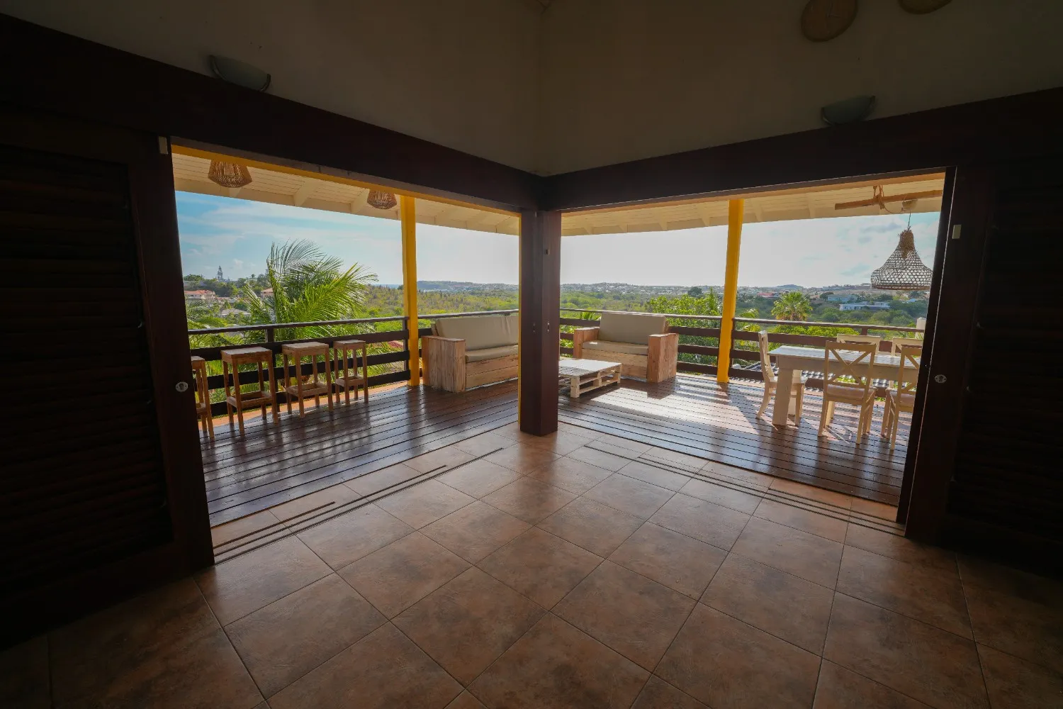 Uitzicht naar het balkon Villa SandeMarie Curacao